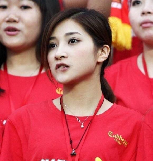 把腿张开的女人