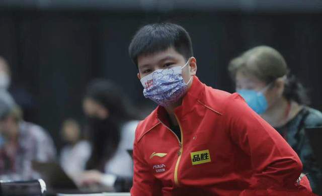 他扒开我的内裤把舌头伸进去