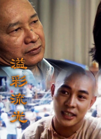 瀑布下的中年妇女